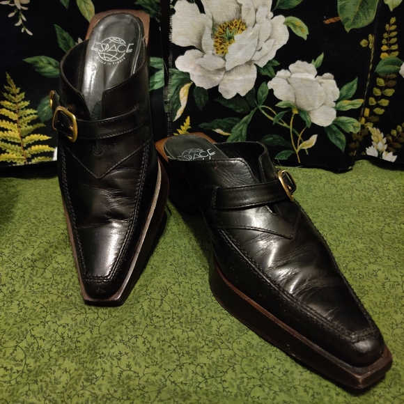 πRARE Espace Styled In France Black Pointed Mules